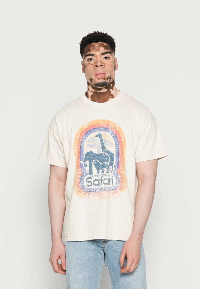 SAFARI FRONT PRINT HOODIE TEE - Print T-shirt - sand
