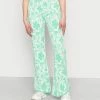 Vintage Supply FLARE IN WAVY FLOWER INTARSIA - Tracksuit Bottoms - Green/off White