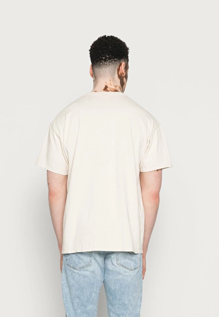 SAFARI FRONT PRINT HOODIE TEE - Print T-shirt - sand