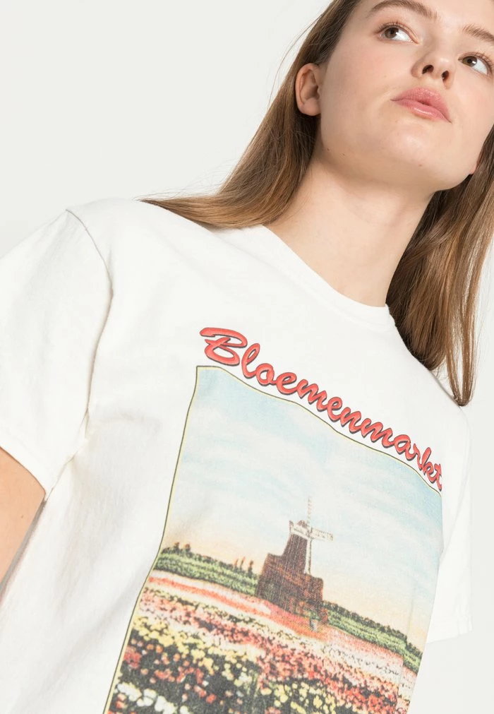 REGULAR FIT WITH VINTAGE FLOWER MARKET GRAPHIC - Print T-shirt - off white