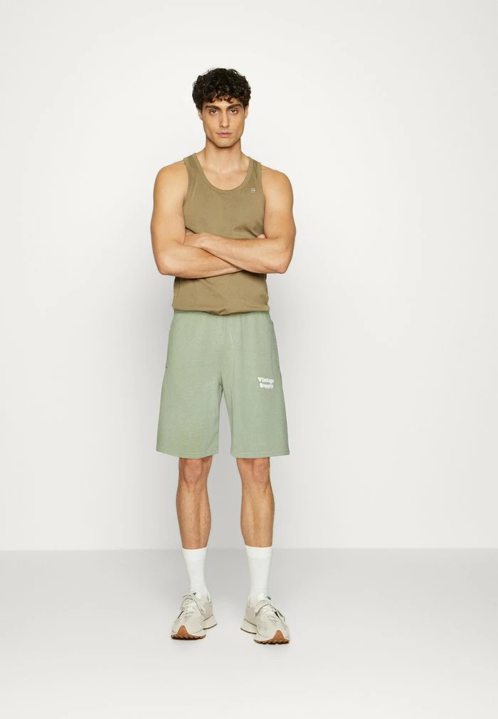 Vintage Supply CORE LOGO SHORTS UNISEX - Shorts - Overdye Green 2 Vintage Supply CORE LOGO SHORTS UNISEX - Shorts - Overdye Green - Image 2