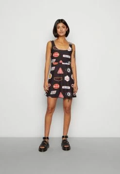 Vintage Supply MINI DRESS IN BADGES PRINT - Day Dress - Black