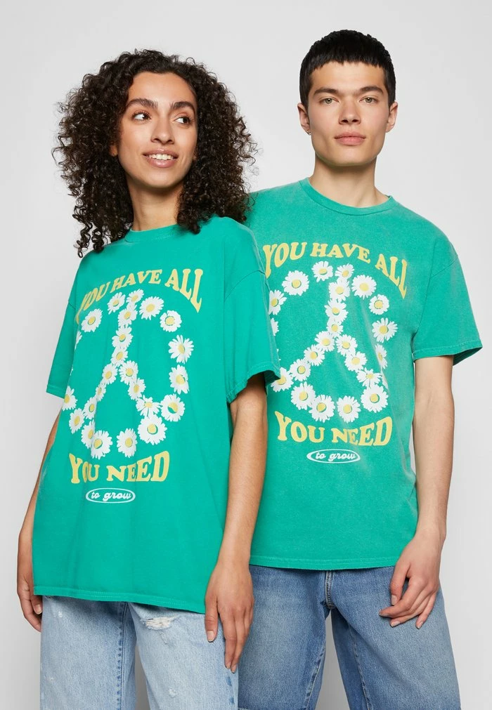 PEACE DAISY GRAPHIC UNISEX - Print T-shirt - overdyed green