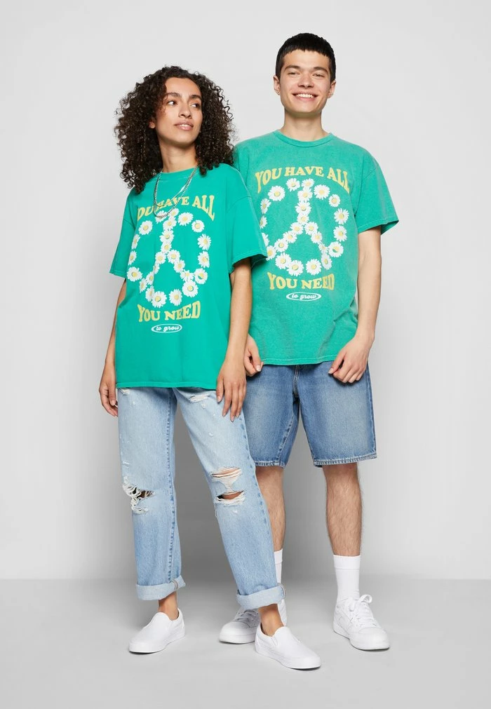 PEACE DAISY GRAPHIC UNISEX - Print T-shirt - overdyed green