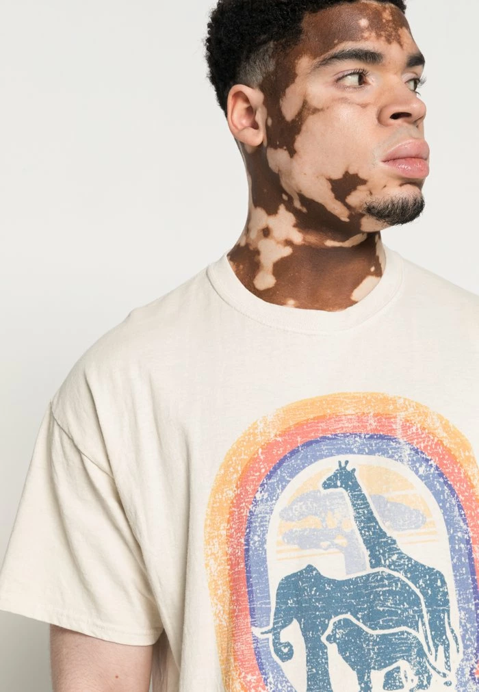 SAFARI FRONT PRINT HOODIE TEE - Print T-shirt - sand
