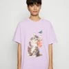 Vintage Supply OVEDYE KITTEN GRAPHIC - Print T-shirt - Lilac